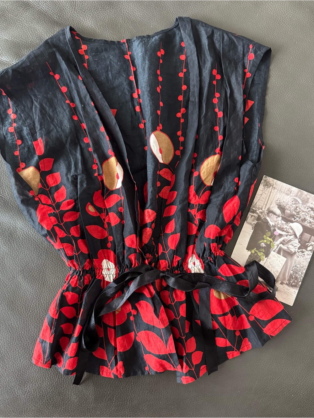 Y2K VINTAGE Juniors Black Top/W Red & Gold Leaf Print